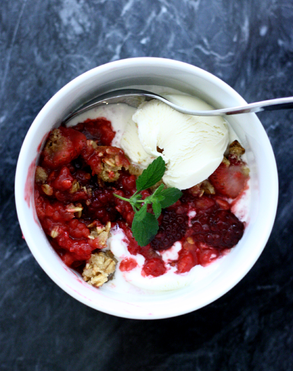 fourth of july dessert recipe - mixed berry crumble with ice cream