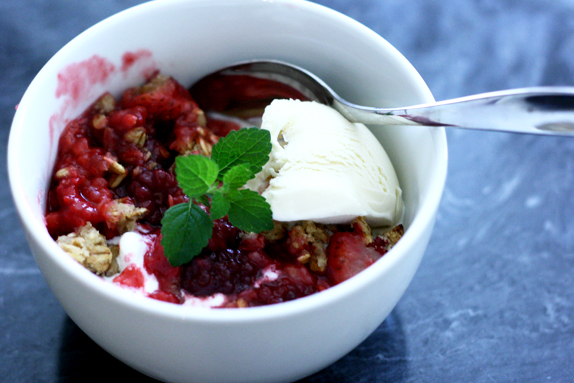 recipe for mixed berry crumble with ice cream