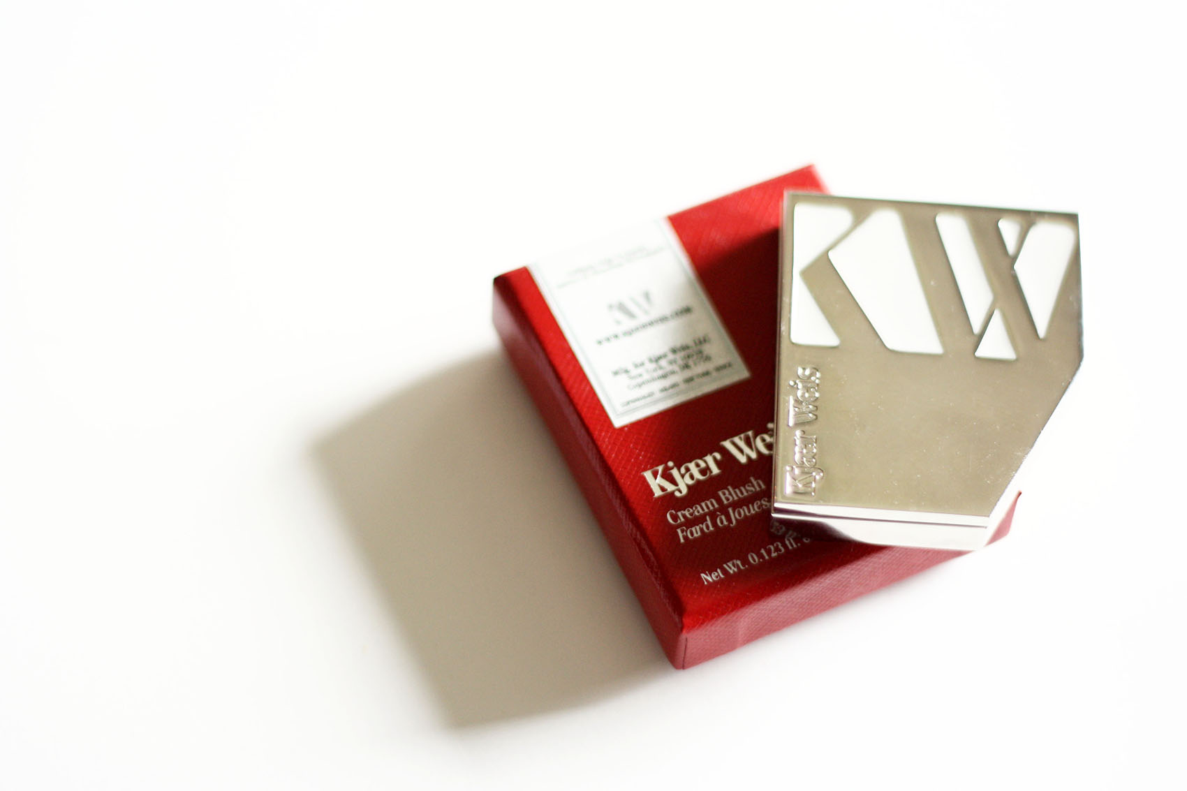 kjaer weis cream blush in desired glow review (medium skin tone)