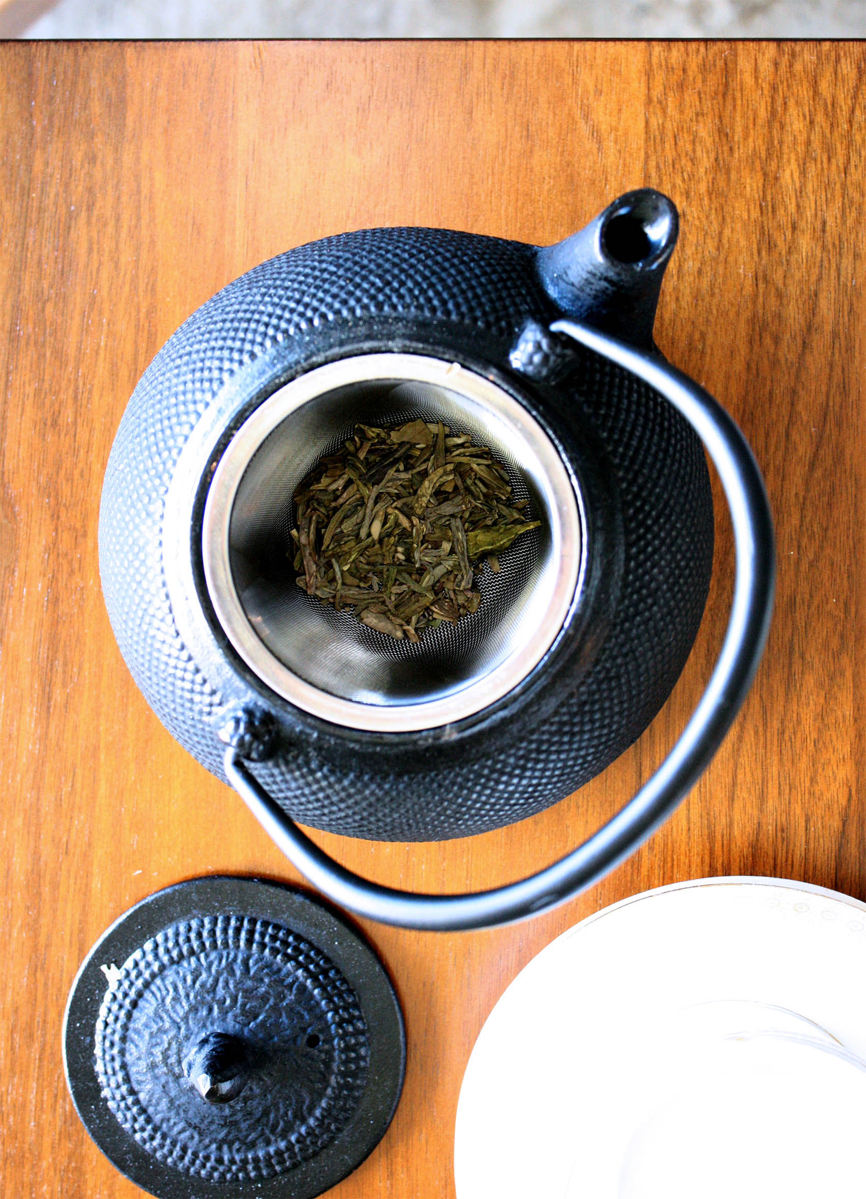 cast iron tea pot | via @victoriamstudio