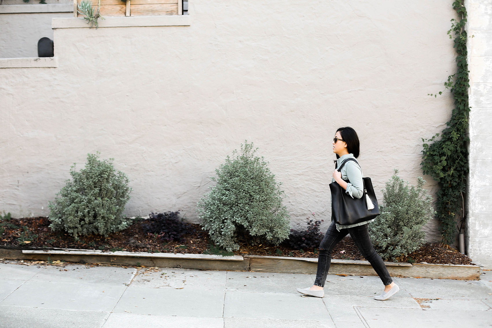 casual farmers market style | jacket from @madewell, tote from @oliveve | via @victoriamstudio